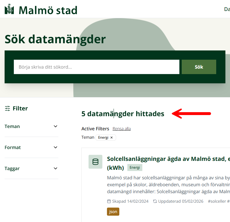 En röd pil pekar på rubriken för sökresultatet som säger att fem datamängder hittades.